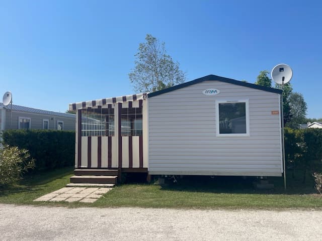 Salon et terrasse du Mobil-home CCK183 sur Les Charmettes, Nouvelle-Aquitaine