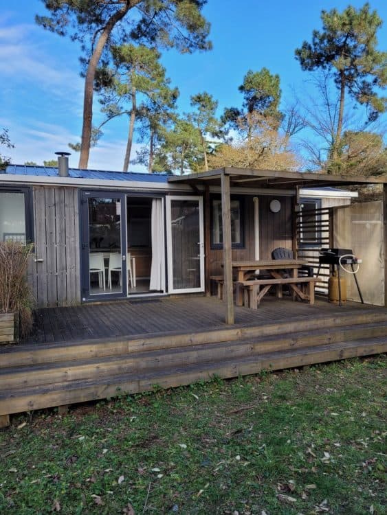 Salon et terrasse du Mobil-home T016 sur Camping La Pinede, Charente-Maritime