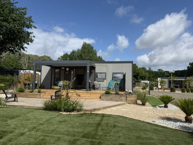 Salon et terrasse du Mobil-home DF01 sur Domaine de la Foret, Charente-Maritime