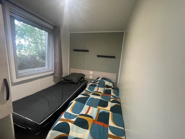 Salon et terrasse du Mobil-home CC676 sur Les Charmettes, Nouvelle-Aquitaine