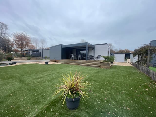 Salon et terrasse du Mobil-home DF28 sur Domaine de la Foret, Charente-Maritime