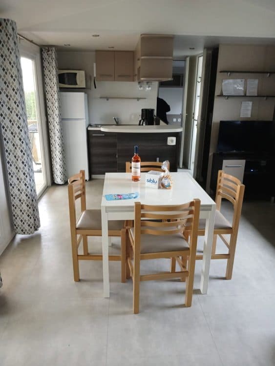 Salon et terrasse du Mobil-home CC735 sur Les Charmettes, Nouvelle-Aquitaine
