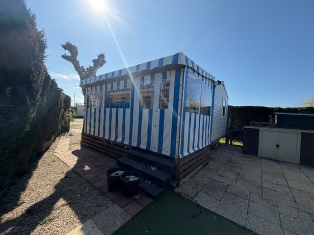 Salon et terrasse du Mobil-home CC404 sur Les Charmettes, Nouvelle-Aquitaine